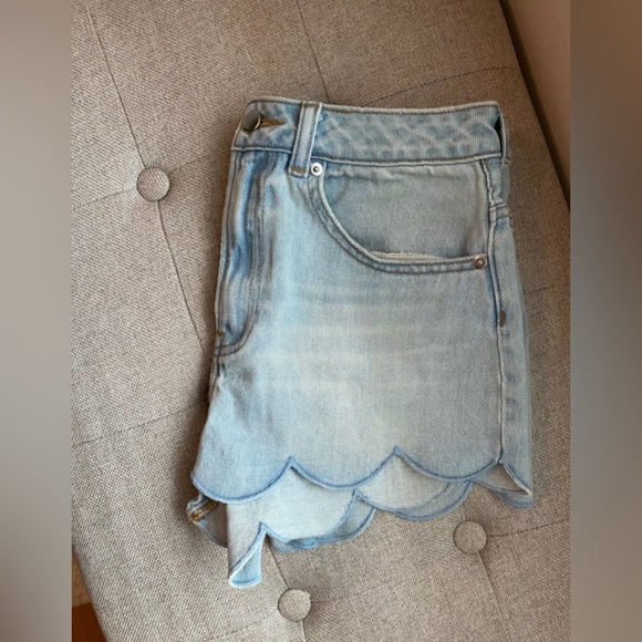 H&M scalloped hem shorts denim lightwash US 6 Euro 36 - Picture 8 of 13